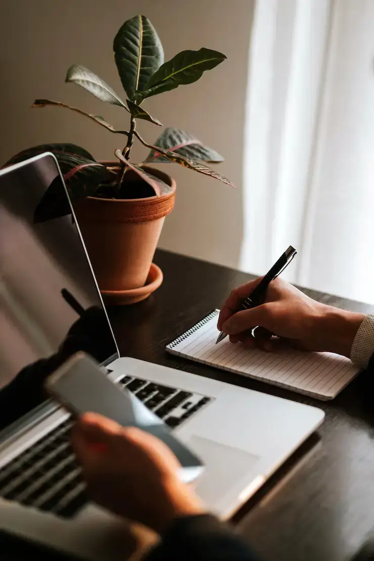 cropped image businessman working desk 1048944 22655004 (1)